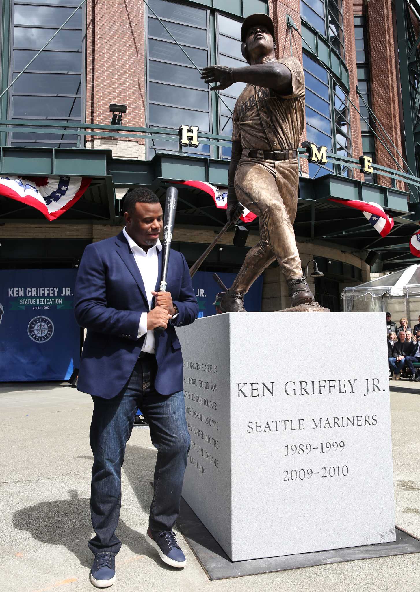 Mariners honour broadcaster with statue