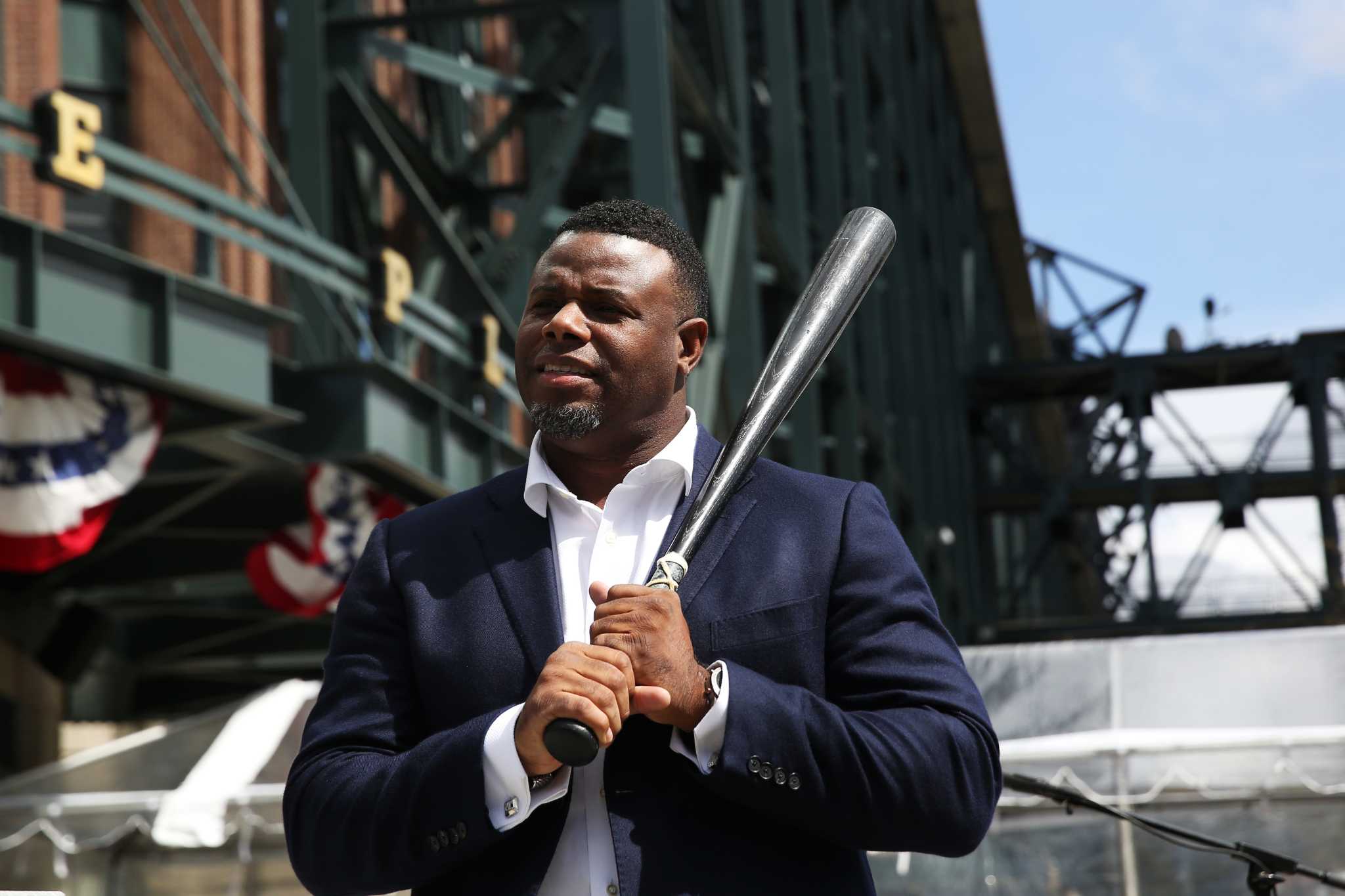 Egan] Edgar and Griffey posing in front of the new Edgar Martínez statue in  front of T-Mobile Park. : r/baseball