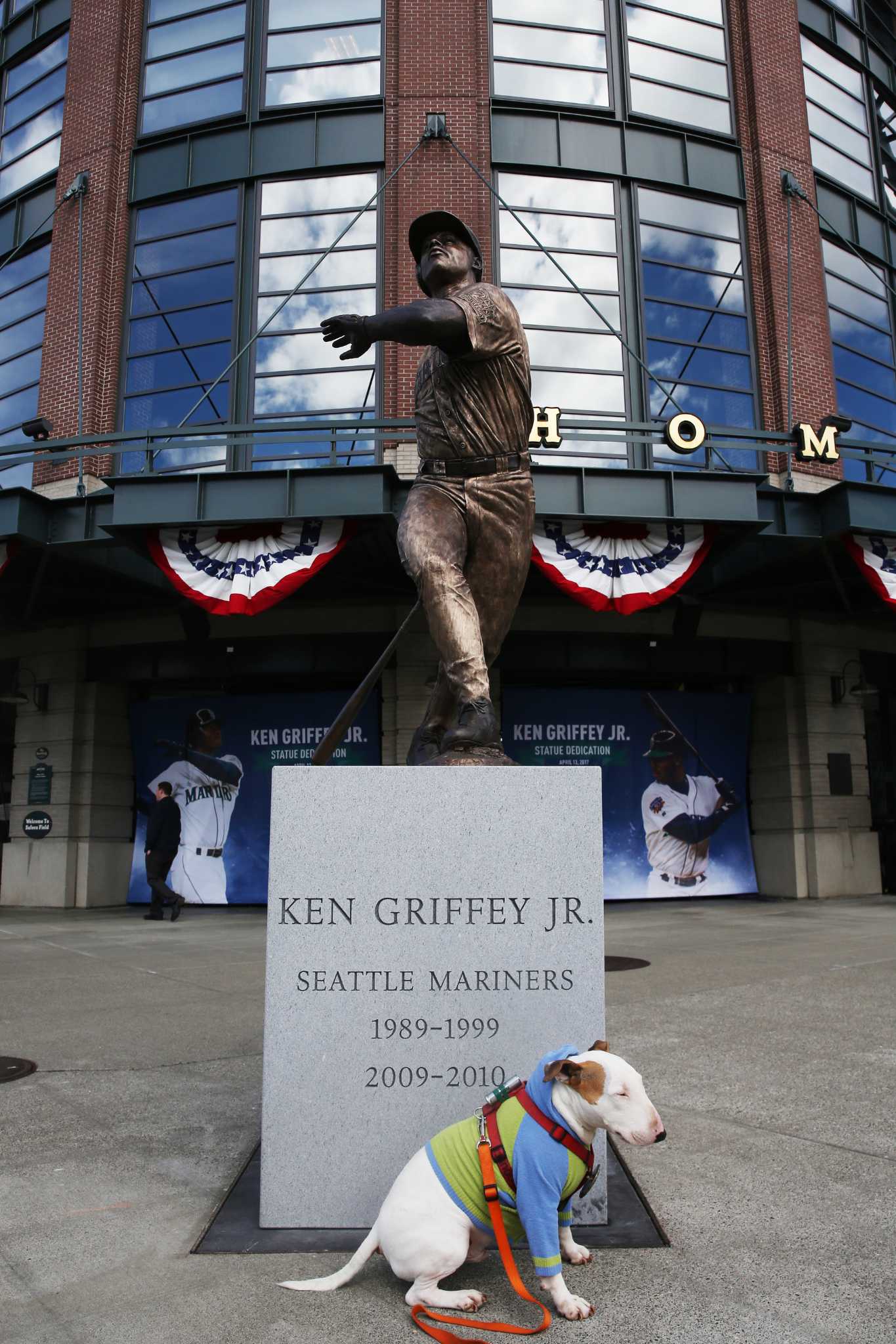 Mariners Unveil Ken Griffey Jr. Statue Outside Safeco Field, by Mariners  PR