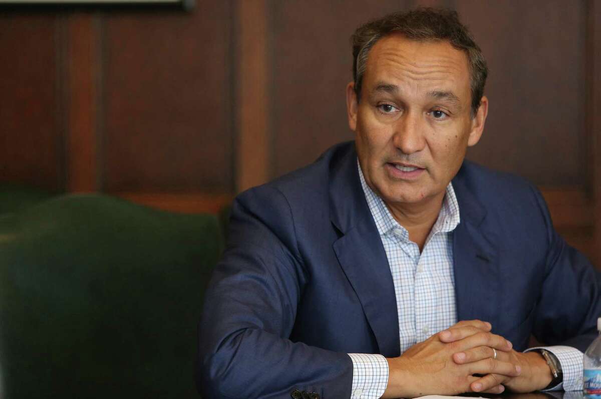 In an interview with "Good Morning America," United Airlines CEO Oscar Munoz said he felt "shame" when watching viral videos of a passenger being dragged from his seat aboard a flight. (Antonio Perez/Chicago Tribune/TNS)