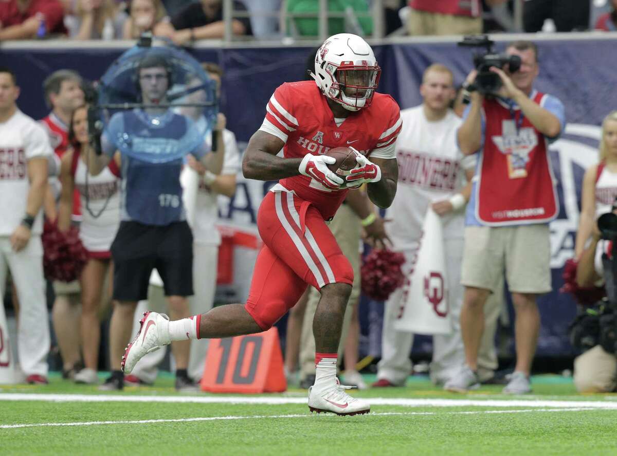 Houston Cougars running back Duke Catalon (2) head into the end zone in the first half against Oklahoma Sooners on Saturday, Sept. 3, 2016, at NRG Stadium in Houston. ( Elizabeth Conley / Houston Chronicle )