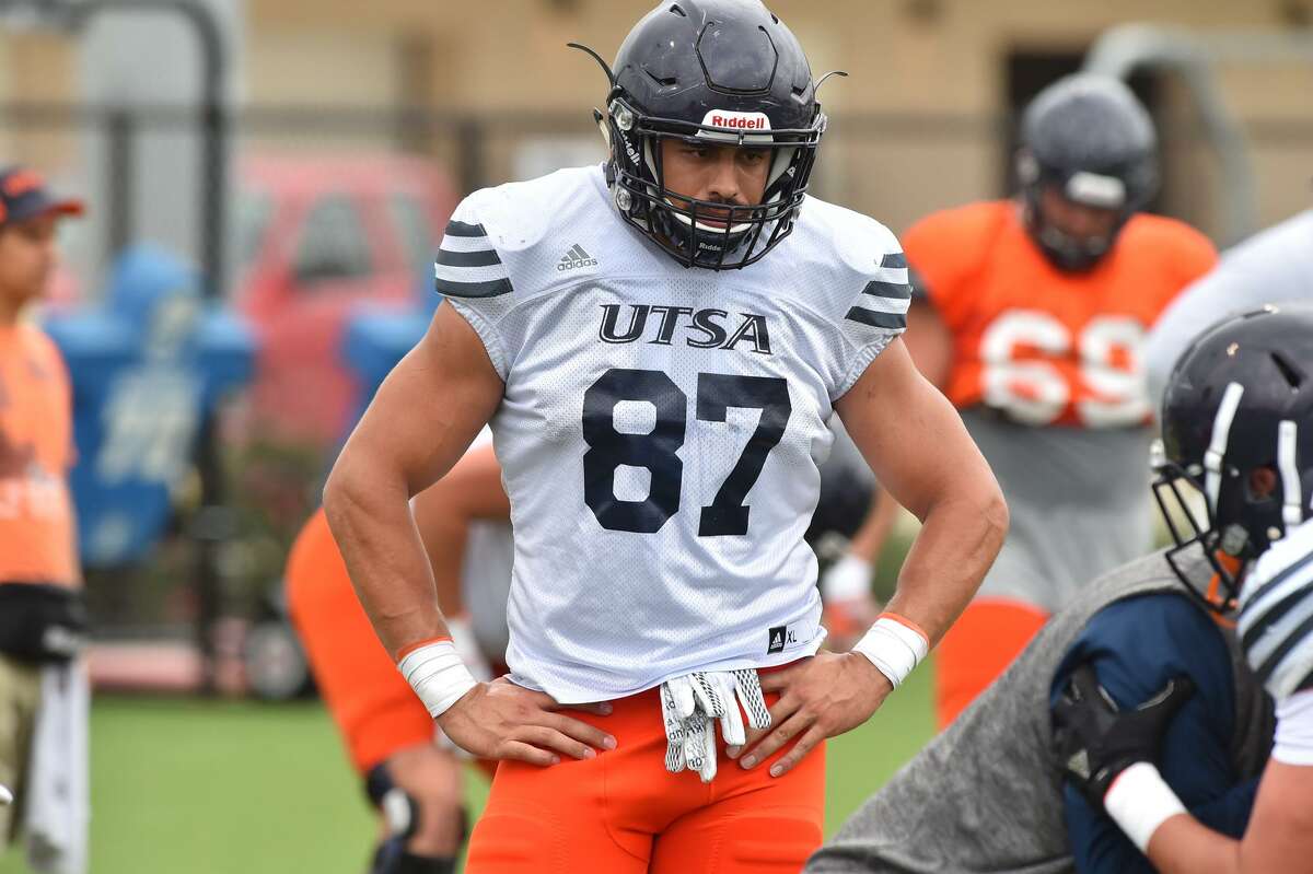 UTSA’s Robert Ursua, a non-traditional student who served 7 years in the U.S. Navy, goes through spring practice drills on the campus Monday.