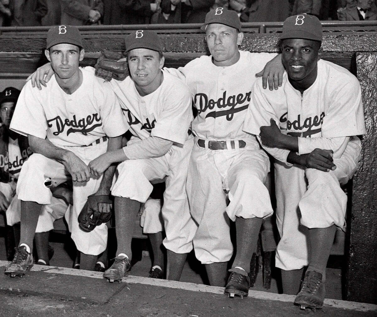 MLB: Jackie Robinson gets statue at Dodger Stadium