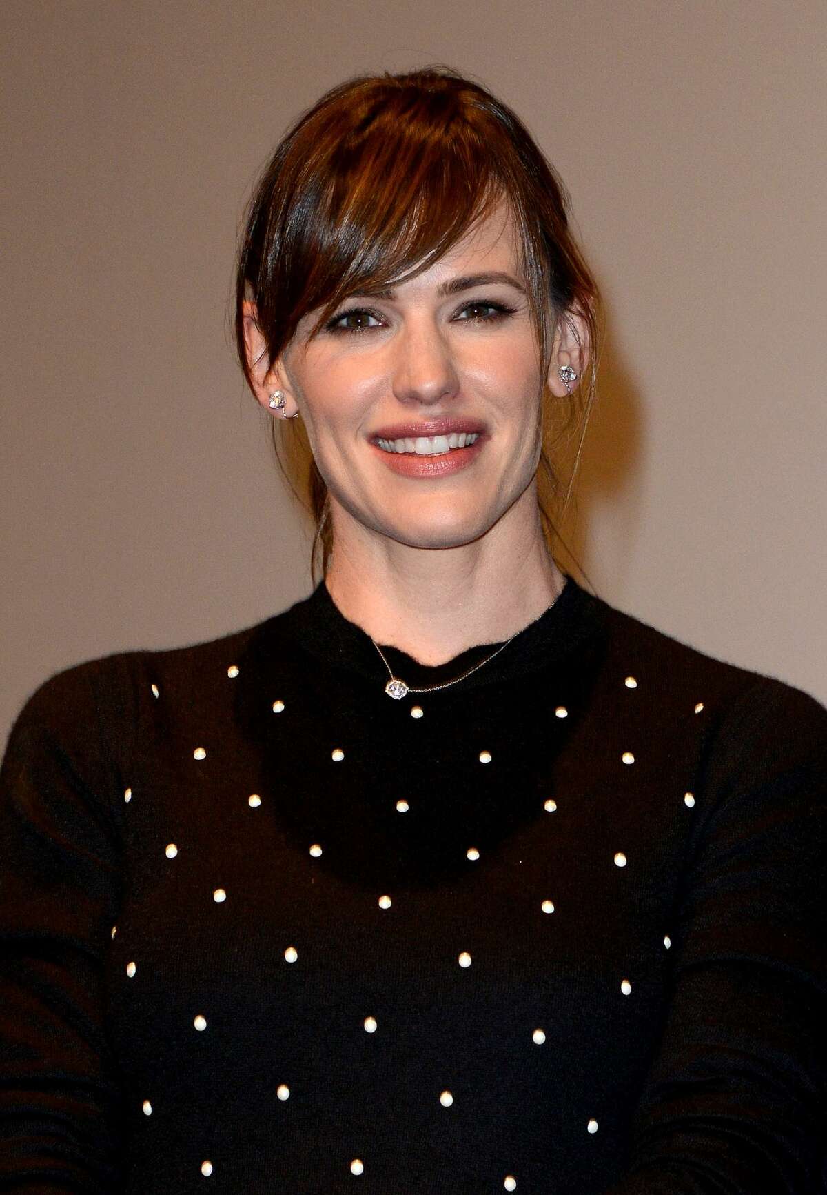 Jennifer Garner Confuses People At Sfo By Dancing Ballet On A Moving Walkway