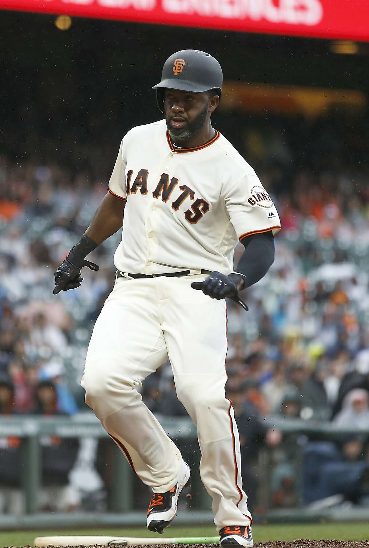 San Francisco Giants' Denard Span scores a run on a double by Brandon Belt during the first inning of a baseball game, Sunday, April 16, 2017, in San Francisco. (AP Photo/Tony Avelar)