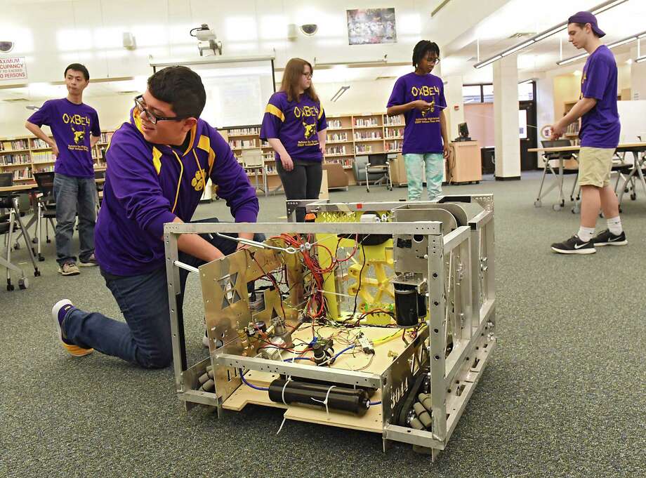 Ballston Spa&#39;s robot rolls into St. Louis for competition - Times Union
