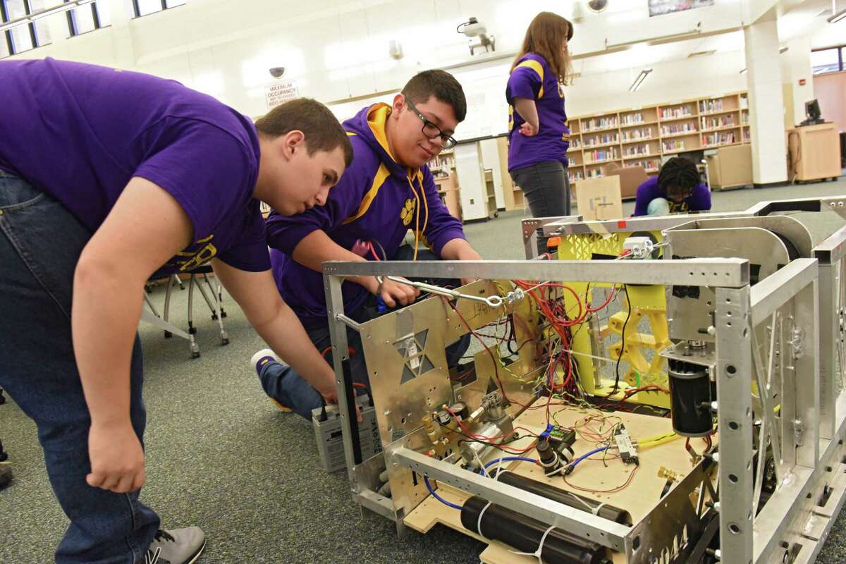 Ballston Spa's robot rolls into St. Louis for competition