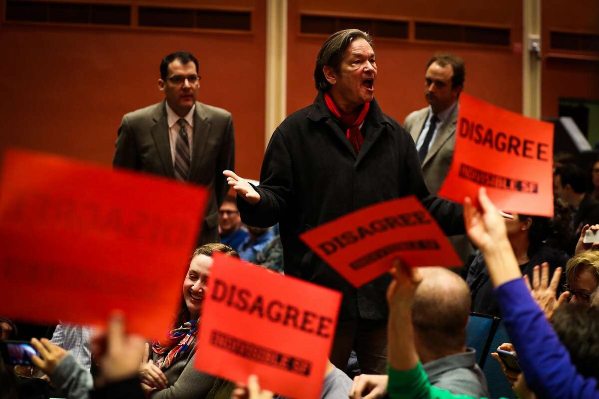 2017年4月17日星期一，参议员黛安·范斯坦在加利福尼亚州旧金山苏格兰仪式共济会中心的市政厅会议被质问者迈克尔·斯通(中)打断。