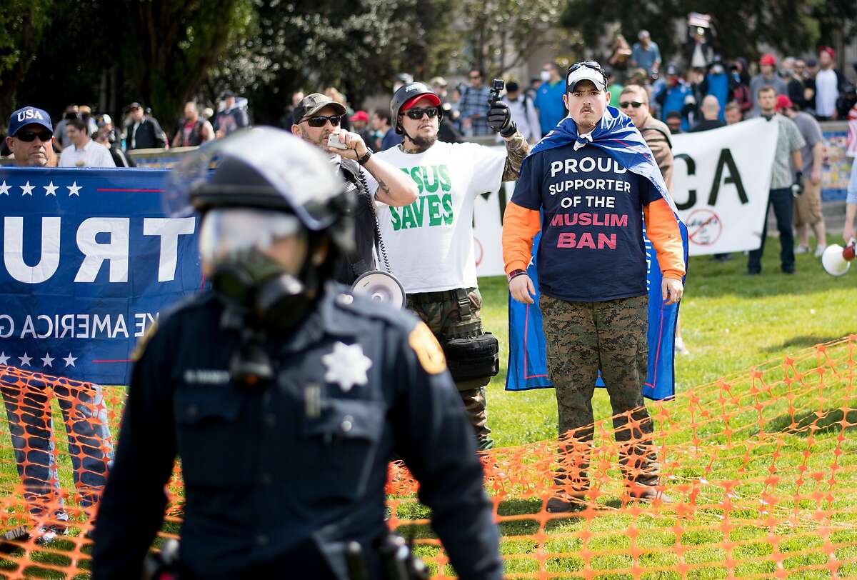 Caleb Wade of Oregon wears a shirt supporting a ban on Muslim travel while rallying with conservatives on Saturday, April 15, 2017, in Berkeley, Calf.