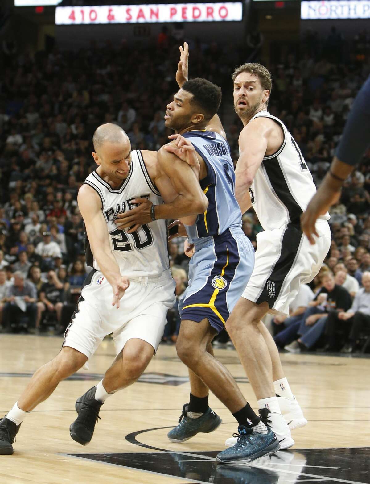 April 22, 2017: Memphis Grizzlies guard Vince Carter (15) gets by two San  Antonio Spurs defenders under the basket during the fourth quarter of Game  4 of a NBA Playoff game at