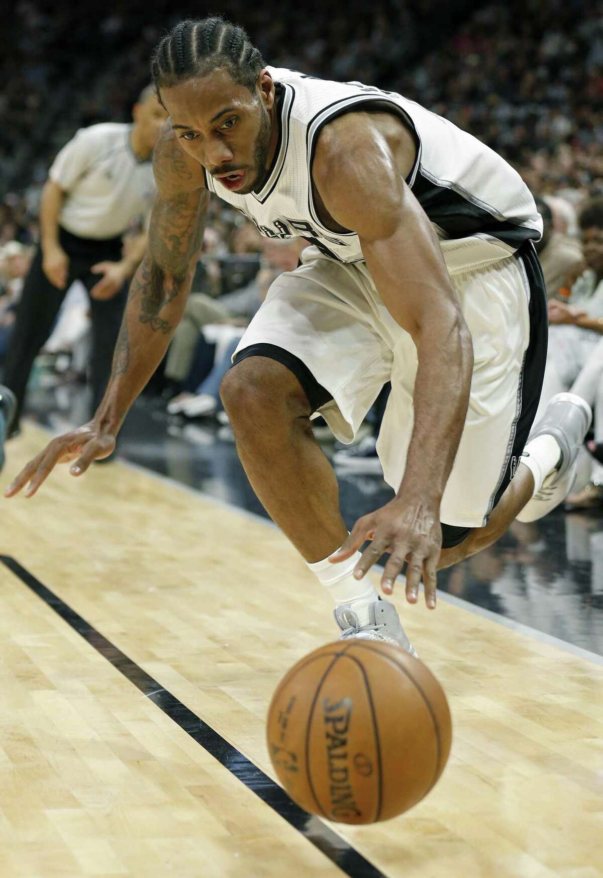 Spurs’ Kawhi Leonard chases after a loose ball during first half action of Game 2 in the first round of the Western Conference playoffs against the Memphis Grizzlies on April 17, 2017 at the AT&T Center.