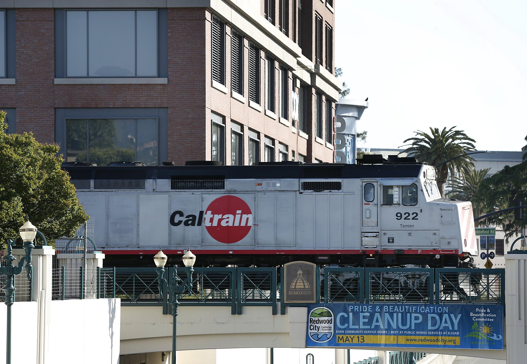 Caltrain fatally strikes man on tracks at Redwood City station