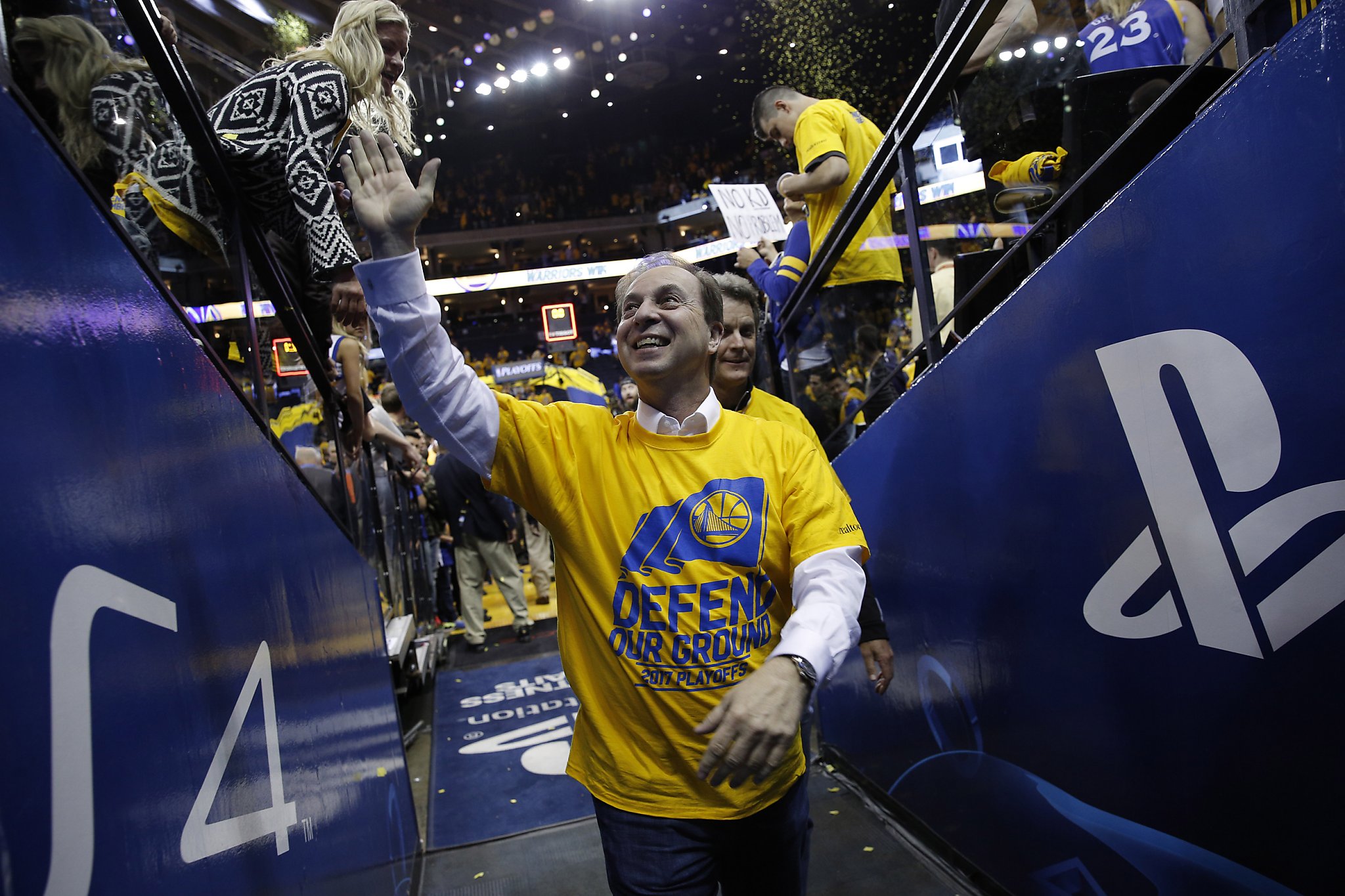 Golden State Warriors retire Chris Mullin's jersey despite boos for team's  new owner - ESPN