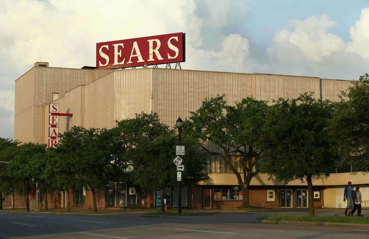 The Sears ﻿at 4201 Main, the city's oldest Sears store, had its original facade shrouded with corrugated metal in the 1960s. ﻿