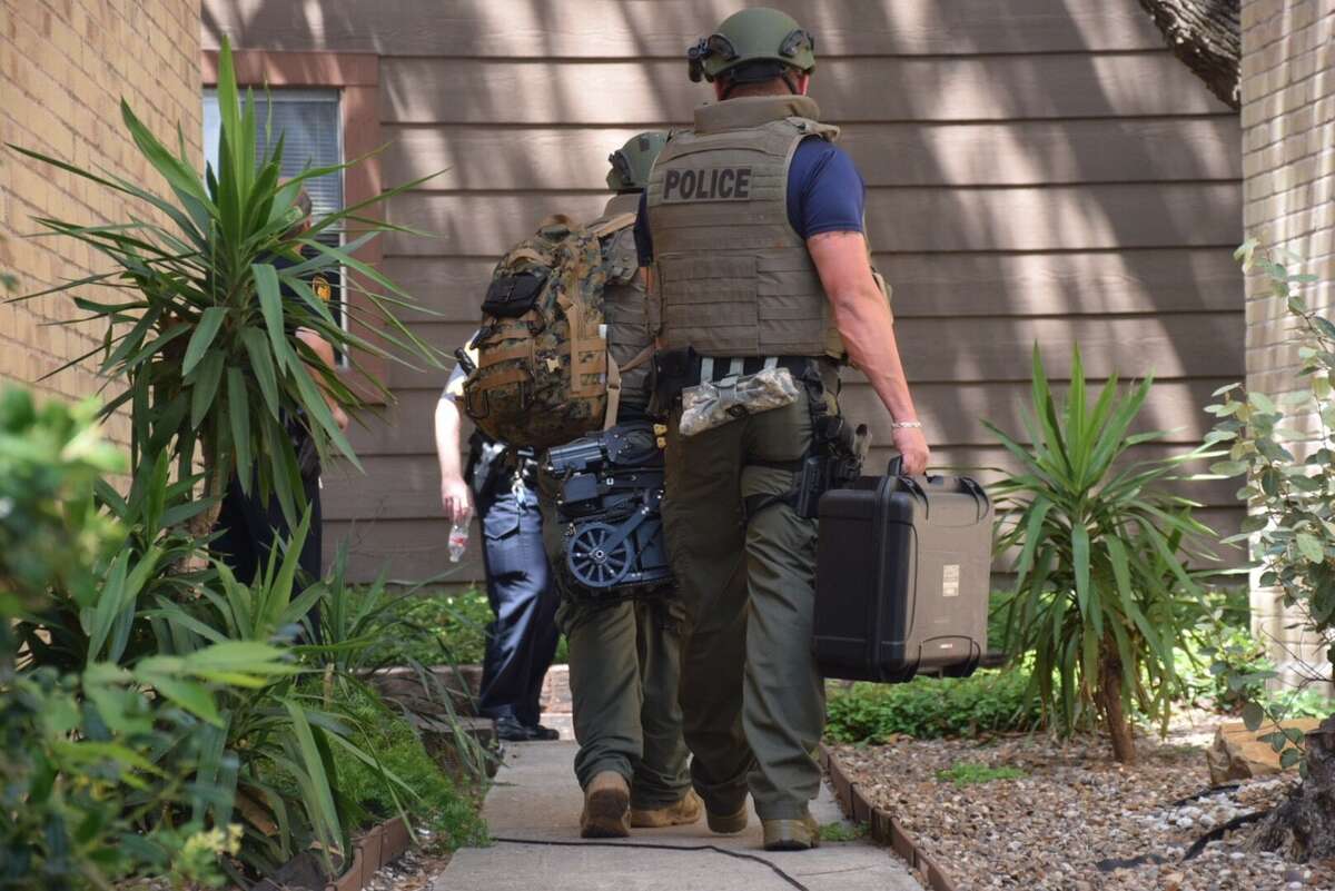 Heavily Armed Police Subdue Man After Hours Long Swat Situation At Downtown Apartment 6451