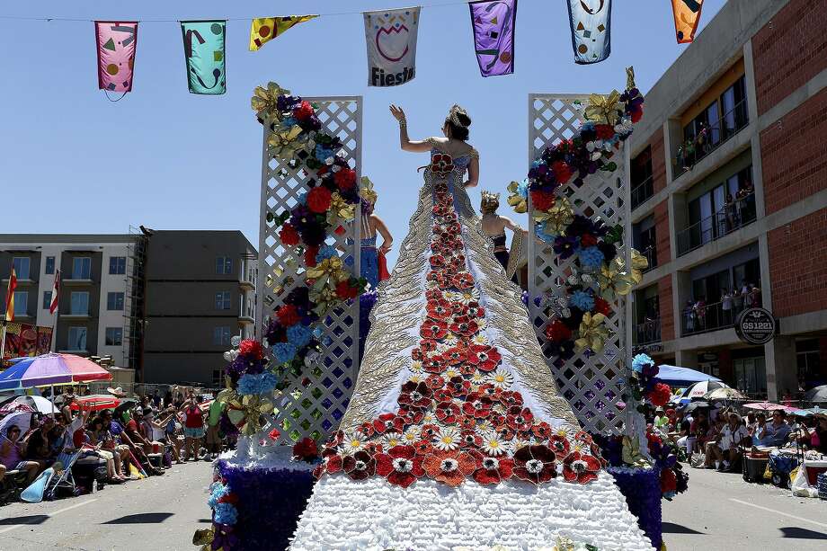 Why We Love Fiesta San Antonio Express News Sophie Hilliard Larkin The Ss Of Bountiful Harvests Waves To Crowd During
