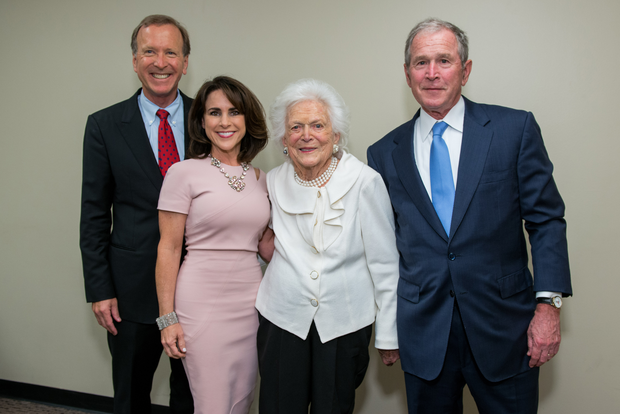 Жена джорджа буша старшего. Джордж Буш семья. Джордж Буш старший с семьей. Джордж Уокер Буш с семьей. Династия Бушей.