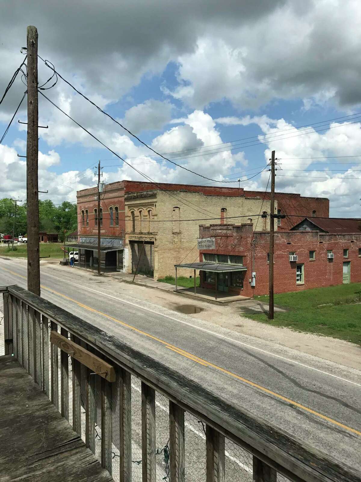 Curiosities at a Glen Flora beer joint included a pet alligator among