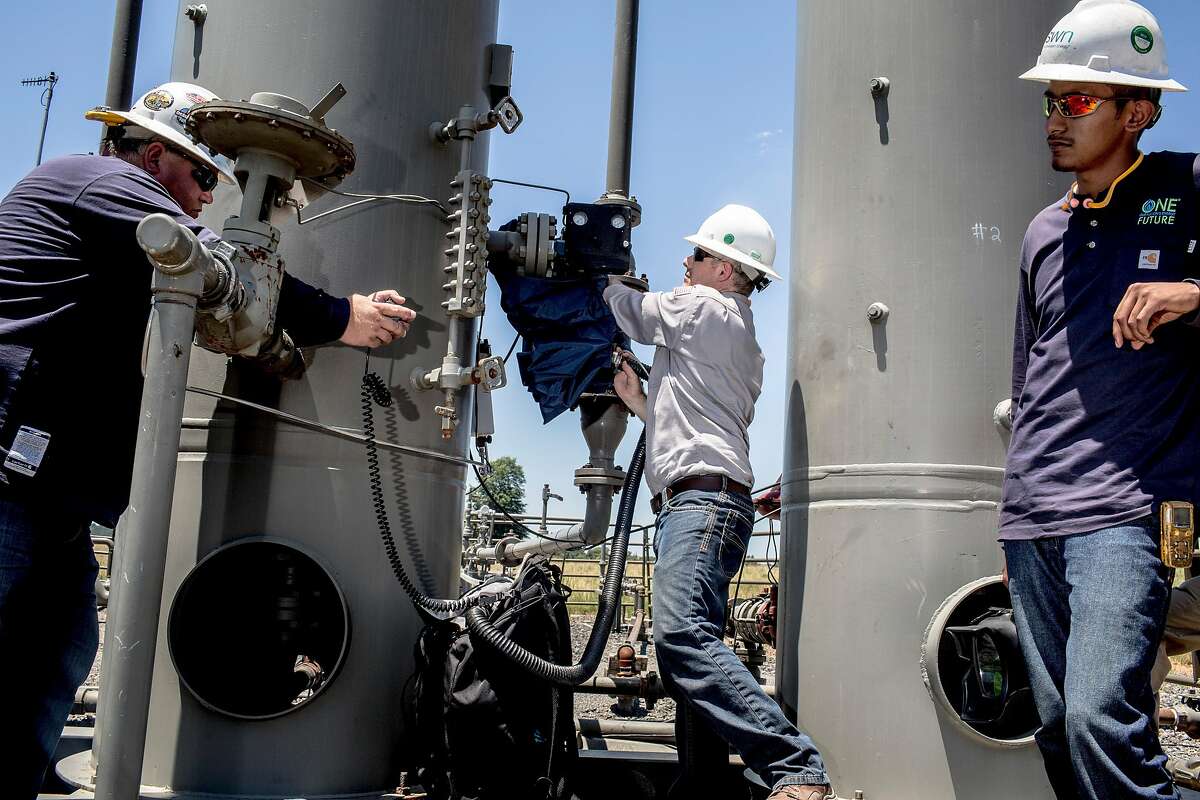 Southwestern Energy workers check on a suspected pipe leak at a well pad site in Damascus, Ark., June 28, 2016. The reputation of natural gas as a ?clean energy? in the fight against climate change rests in part on the abilities of workers tracking down and eliminating methane leaks in the nation?s pipeline infrastructure. (Andrea Morales/The New York Times)