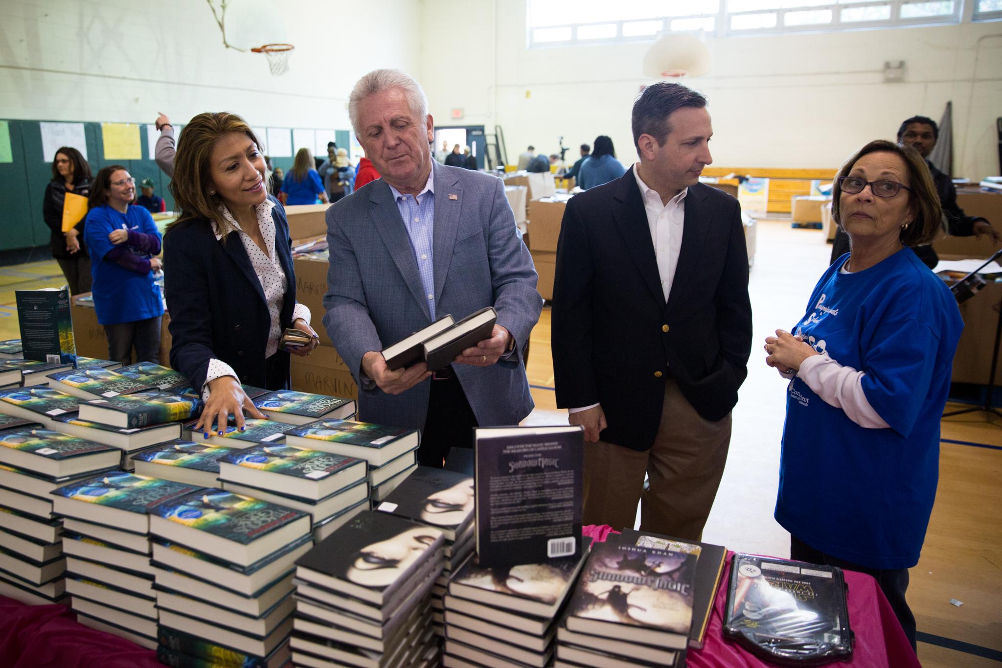 50,000 libros gratuitos en inglés y español para ser distribuidos en las escuelas de Norwalk