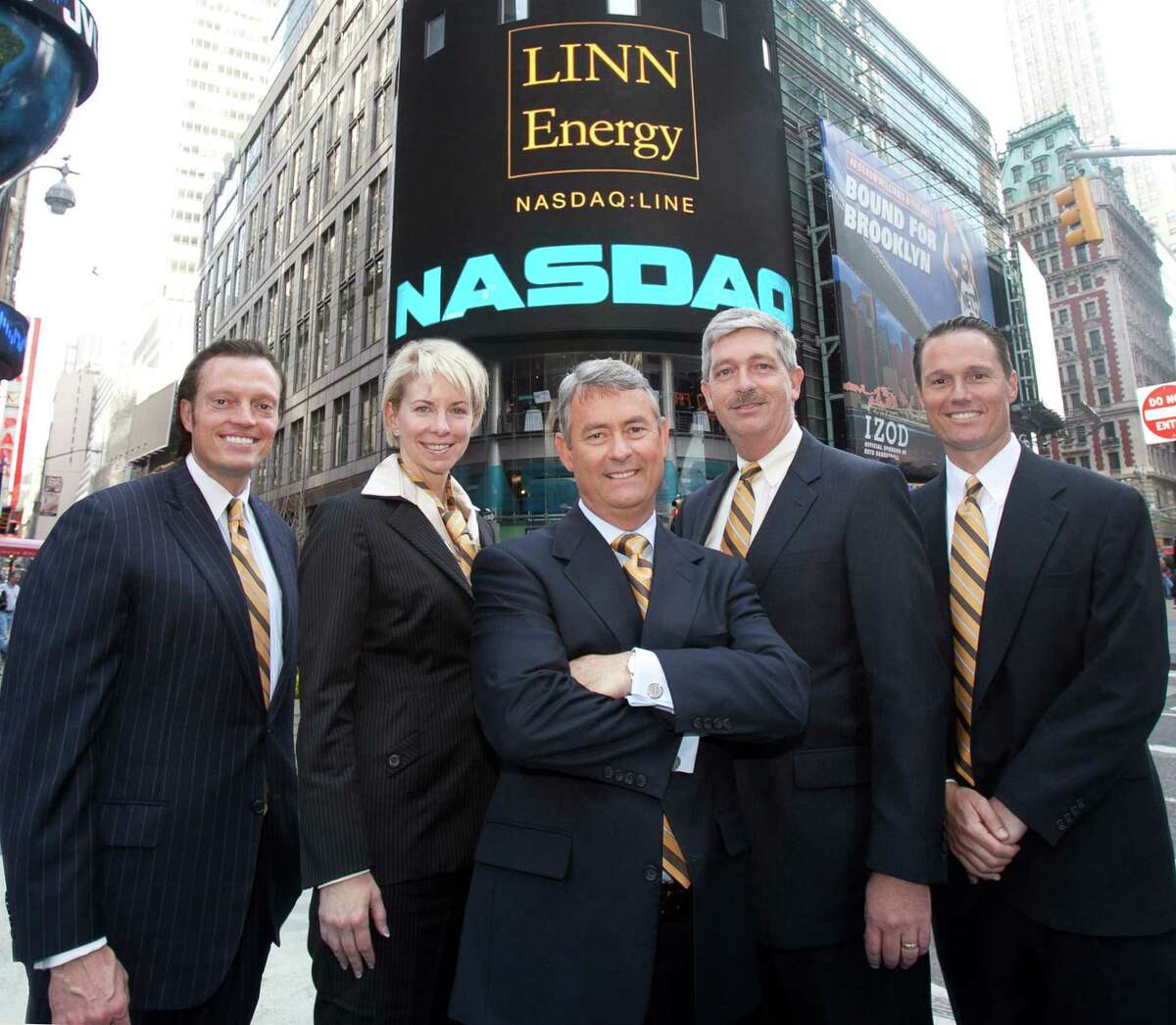Linn Energy CFO Kolja Rockov, Senior Vice President and General Counsel Charlene Ripley, Chairman, President & CEO Mark Ellis, COO Arden Walker, and Senior Vice President of Business Development David Rottino celebrated Linn s fifth anniversary as a publicly traded company by ringing the Nasdaq closing bell in April 2011. Several local unitholders joined them for the event, and they all wore ties with Linn colors.
