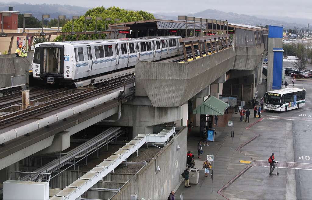 bart takeover robbery: 40 to 60 teens swarm train, hold up