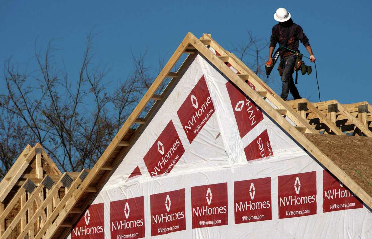 Sales of new homes in the United States forged higher for the third straight month in March, hitting the fastest pace since July, the Commerce Department reported. The acceleration came as the volume of new houses for sale reached its highest level in nearly eight years, pointing to homebuilders’ efforts to meet consistently strong demand in a tight market.