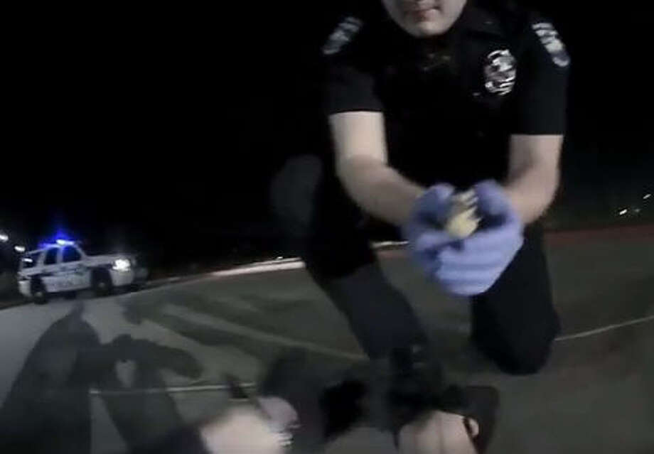 Pearland Police Sgt Adam Carroll And Officer Matthew Webb Rescued 12 Ducklings That Had Fallen Pearland Police Sgt Adam Carroll And Officer Matthew Webb Rescued 12 Ducklings That Had Fallen