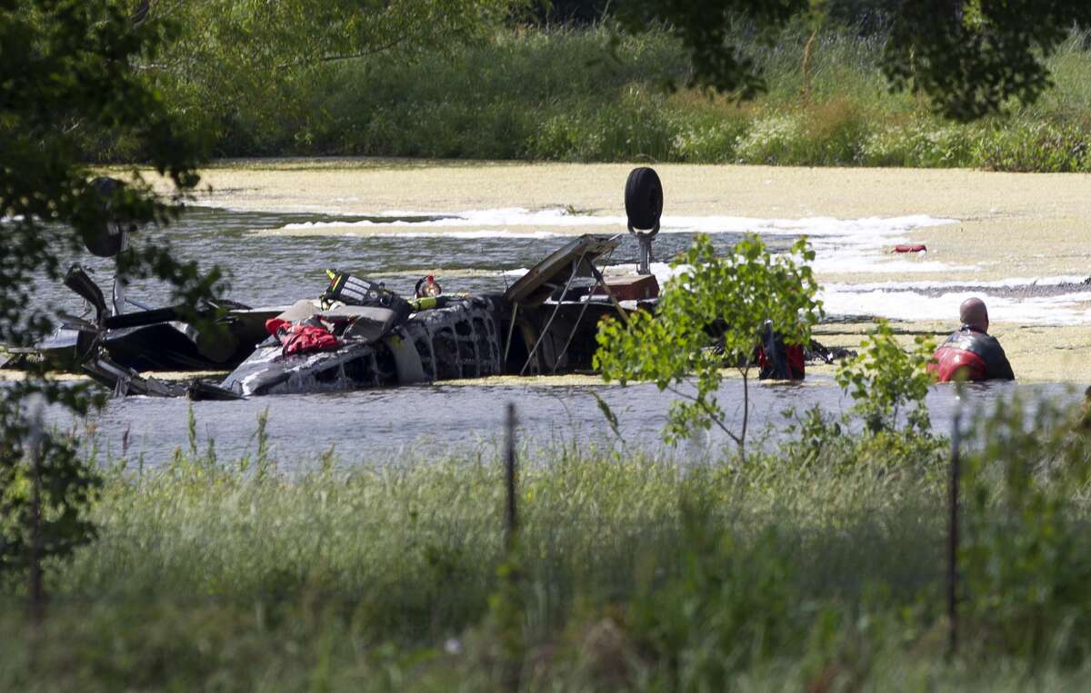 Small plane crashes into pond near Huntsville, DPS reports