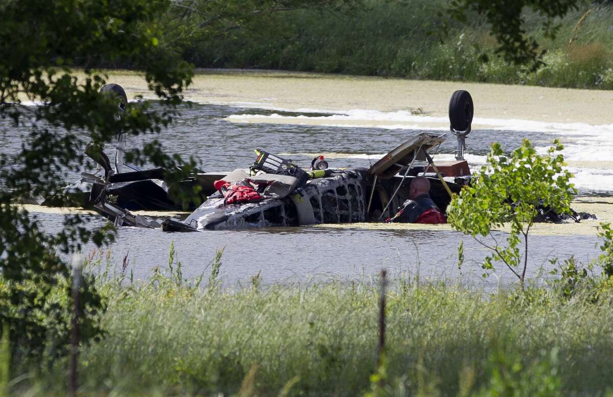 Small plane crashes into pond near Huntsville, DPS reports