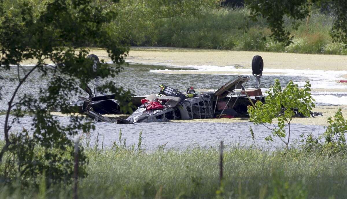 Small plane crashes into pond near Huntsville, DPS reports