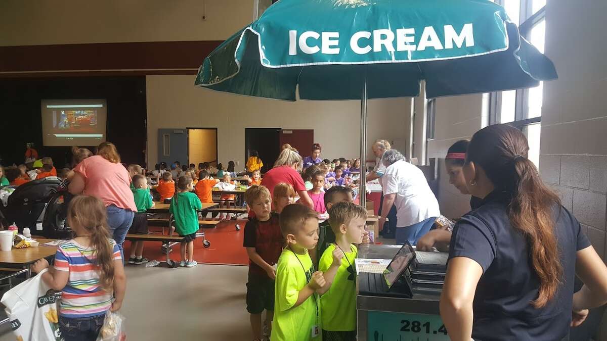 Lightning McQueen surprises students at Ben Bowen field day in Huffman