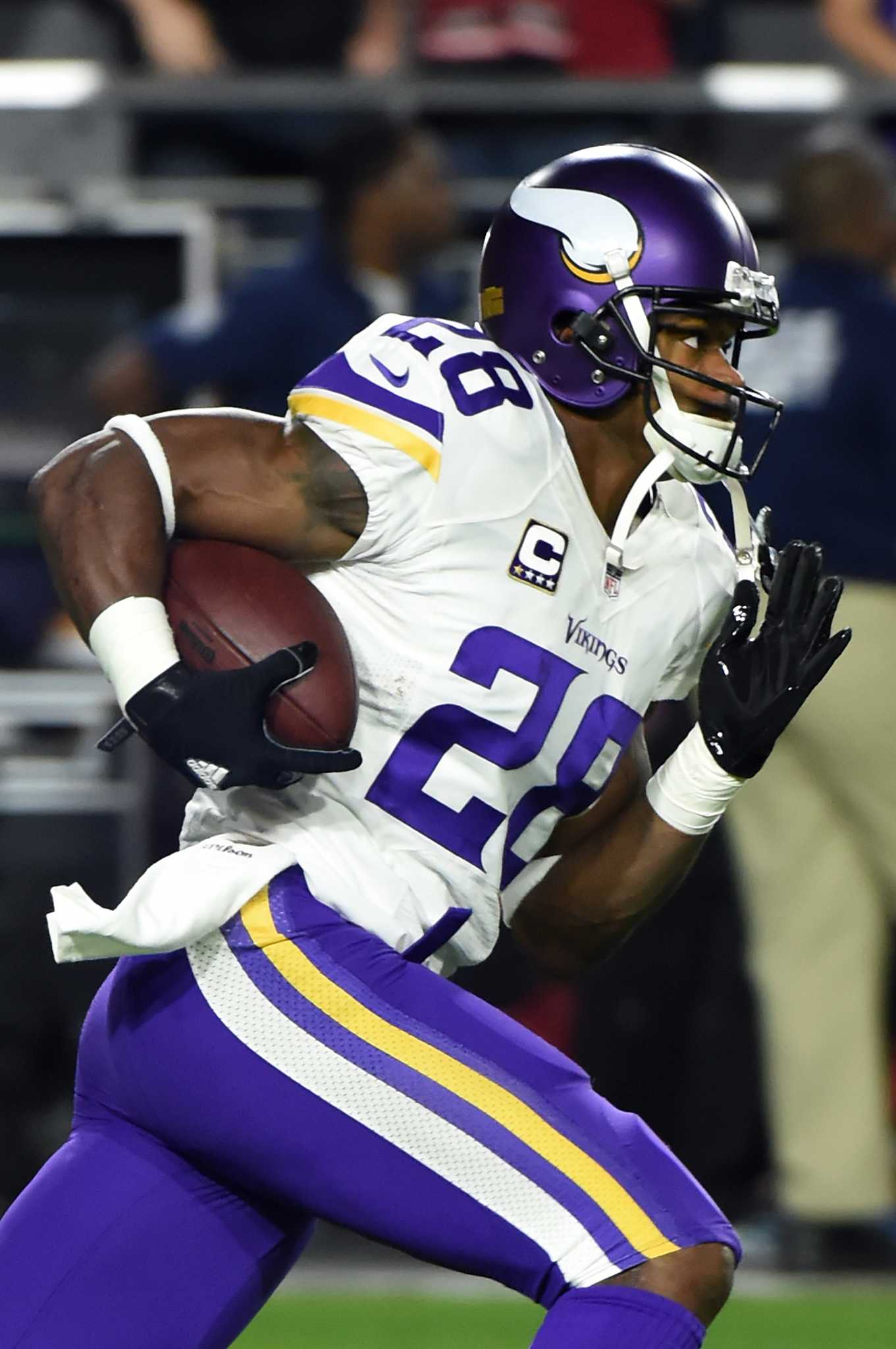 Adrian Peterson #28 of the Minnesota Vikings rushes Stock Photo