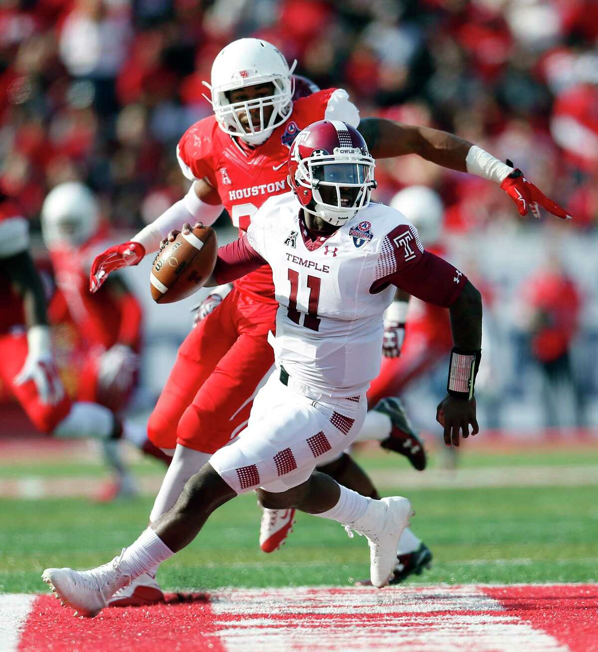 Temple Owls quarterback P.J. Walker (11) scrambles against the defense of Houston Cougars defensive end Cameron Malveaux (94) during the fourth quarter of the American Athletic Conference Championship football game at TDECU Stadium on Saturday, Dec. 5, 2015, in Houston ( Karen Warren / Houston Chronicle )