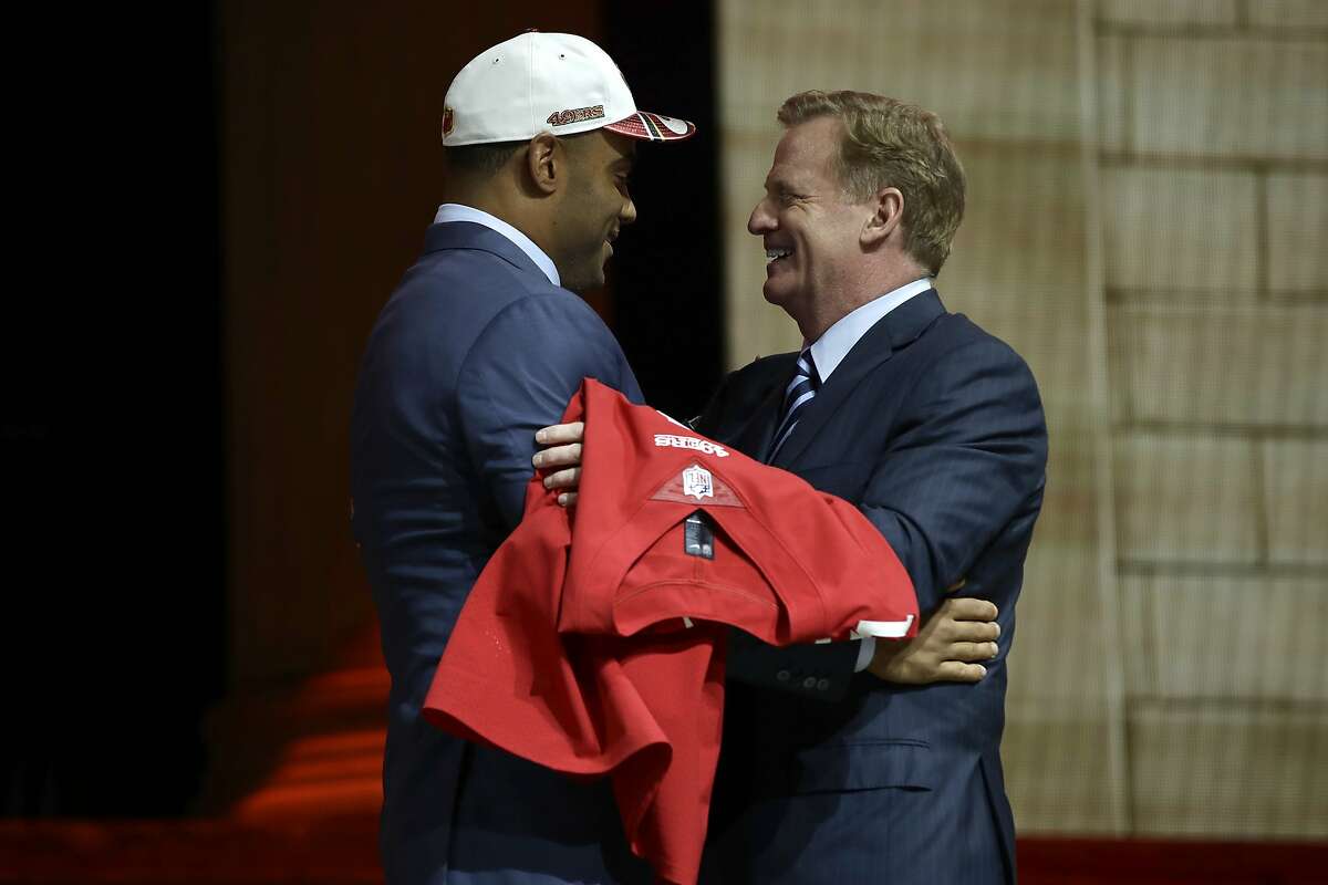 Stanford's Solomon Thomas, left, greets NFL commissioner Roger Goodell after being selected by the San Francisco 49ers during the first round of the 2017 NFL football draft, Thursday, April 27, 2017, in Philadelphia.(AP Photo/Matt Rourke)