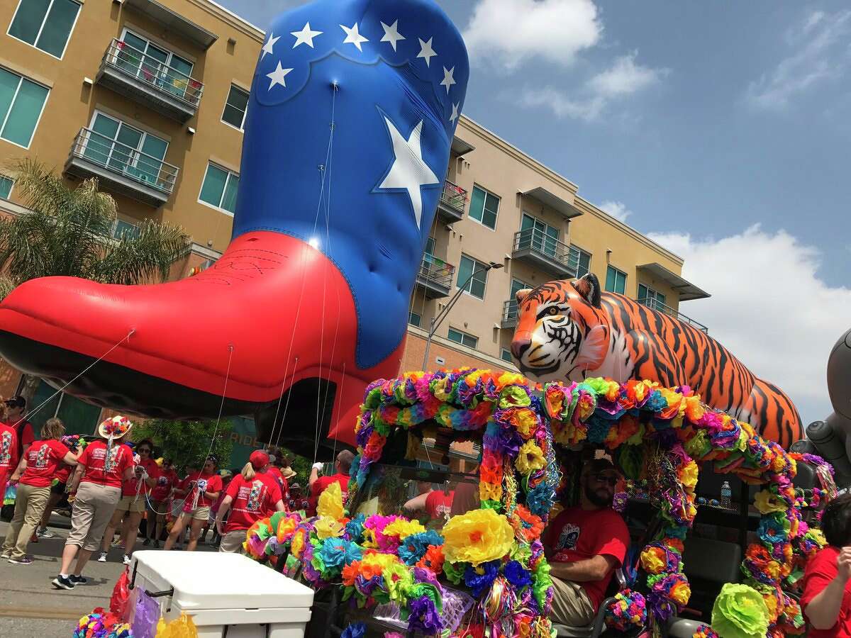 Battle of Flowers parade takes over downtown San Antonio for Fiesta