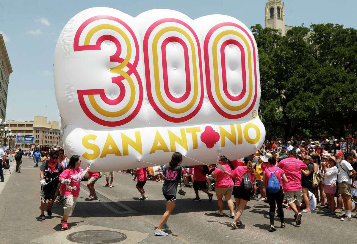 Battle of Flowers parade takes over downtown San Antonio for Fiesta