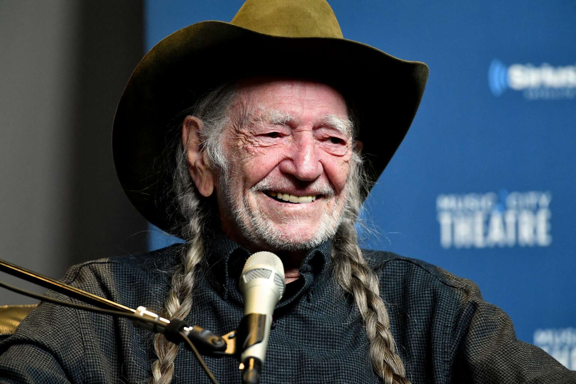 Willie Nelson thinks it's funny you think he's dead