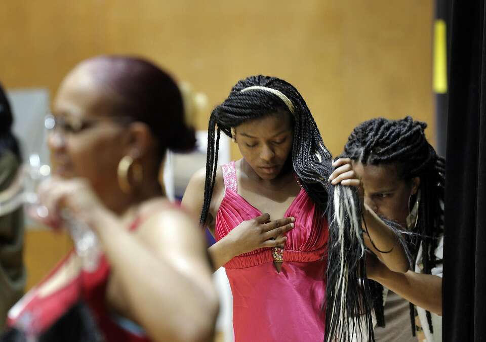 Oakland girls choose free prom dresses, thanks to Warrior’s wife