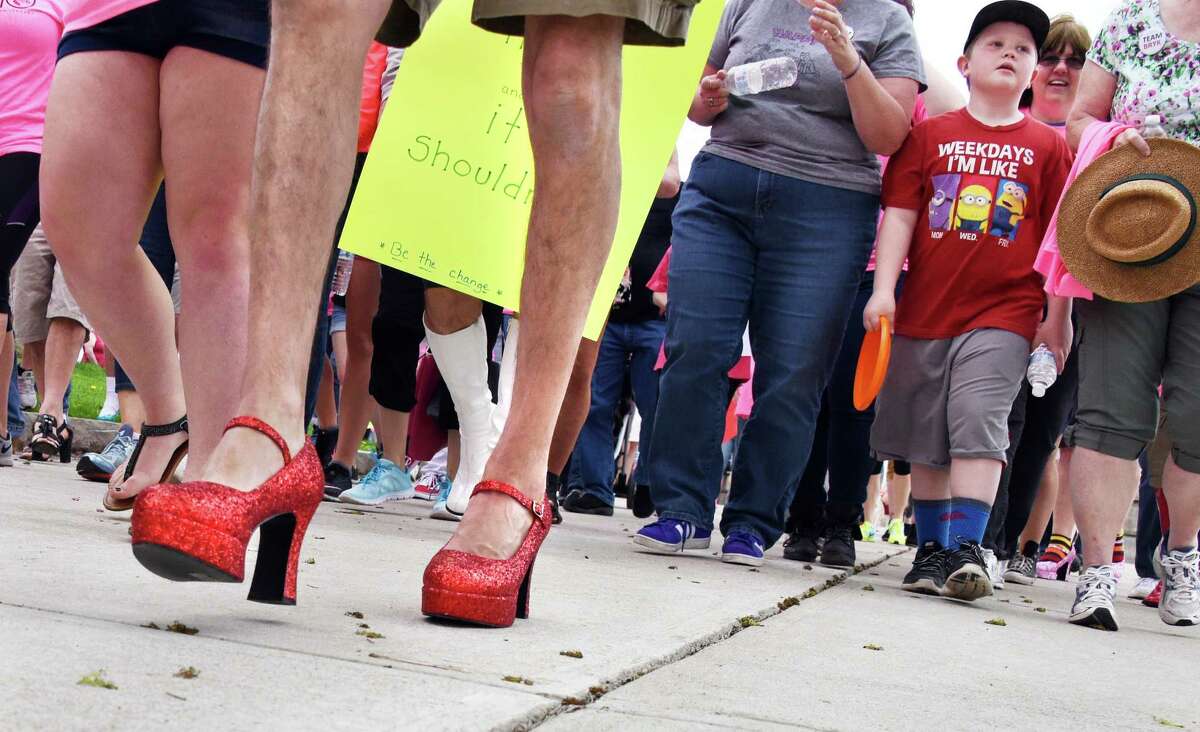 Photos Walking in her shoes