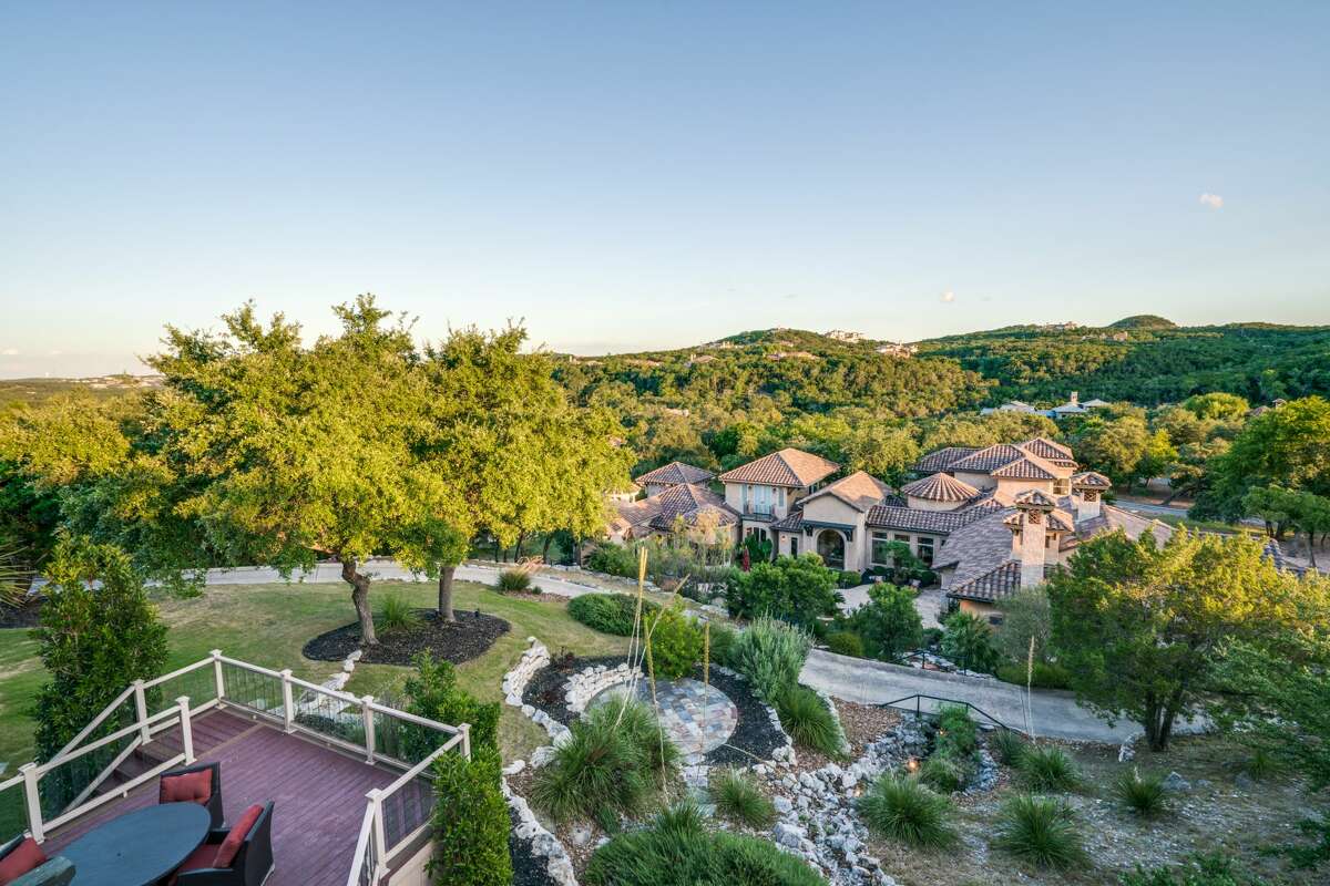 Future buyers of a Boerne listing will win home court advantage when they sign on the dotted line for a property boasting brag-worthy digs including a San Antonio Spurs-inspired gym.
