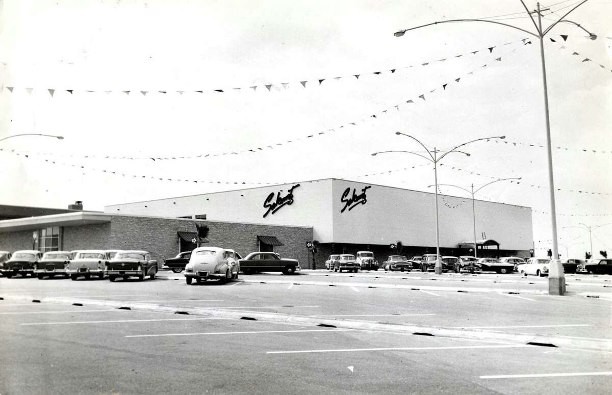 Giant Gulfgate Center Opened With Fanfare