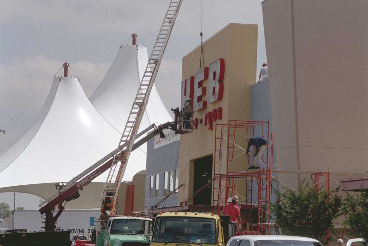 Giant Gulfgate Center Opened With Fanfare