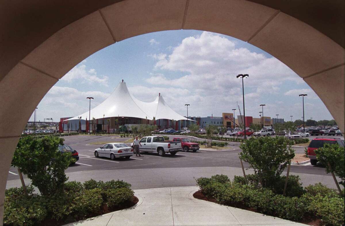 Giant Gulfgate Center Opened With Fanfare