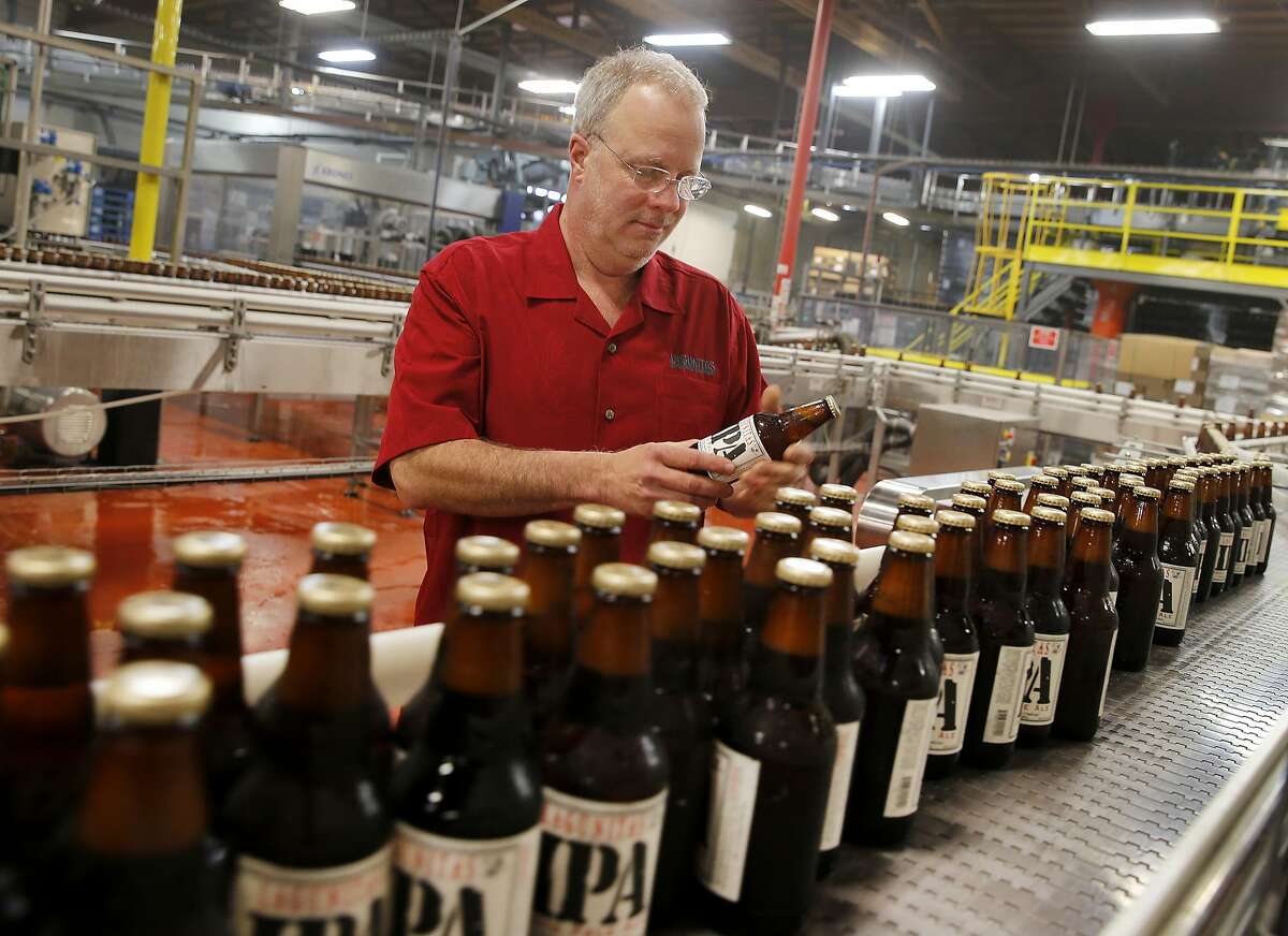 Lagunitas Brewing首席执行官托尼·马吉(Tony Magee)在加州佩塔卢马(Petaluma)的装瓶区检查一批印度淡啤酒。手工酿造轰动Lagunitas Brewing Company已于2015年1月14日星期三放弃了对内华达山脉酿造公司(Sierra Nevada Brewing)的商标侵权诉讼。