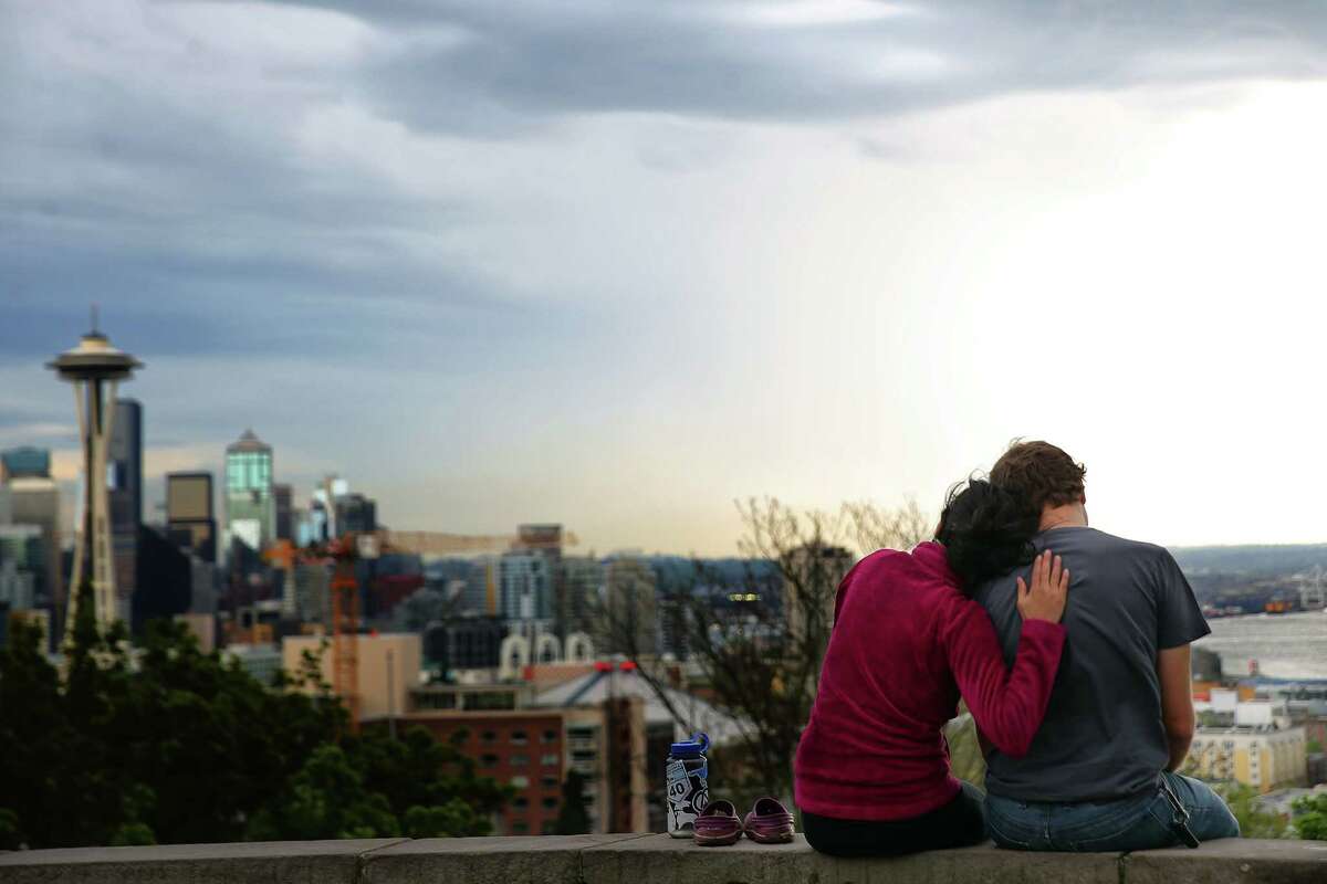 Bernadette stops to ponder her choices at Kerry Park (though the scene seems heavily greenscreened).