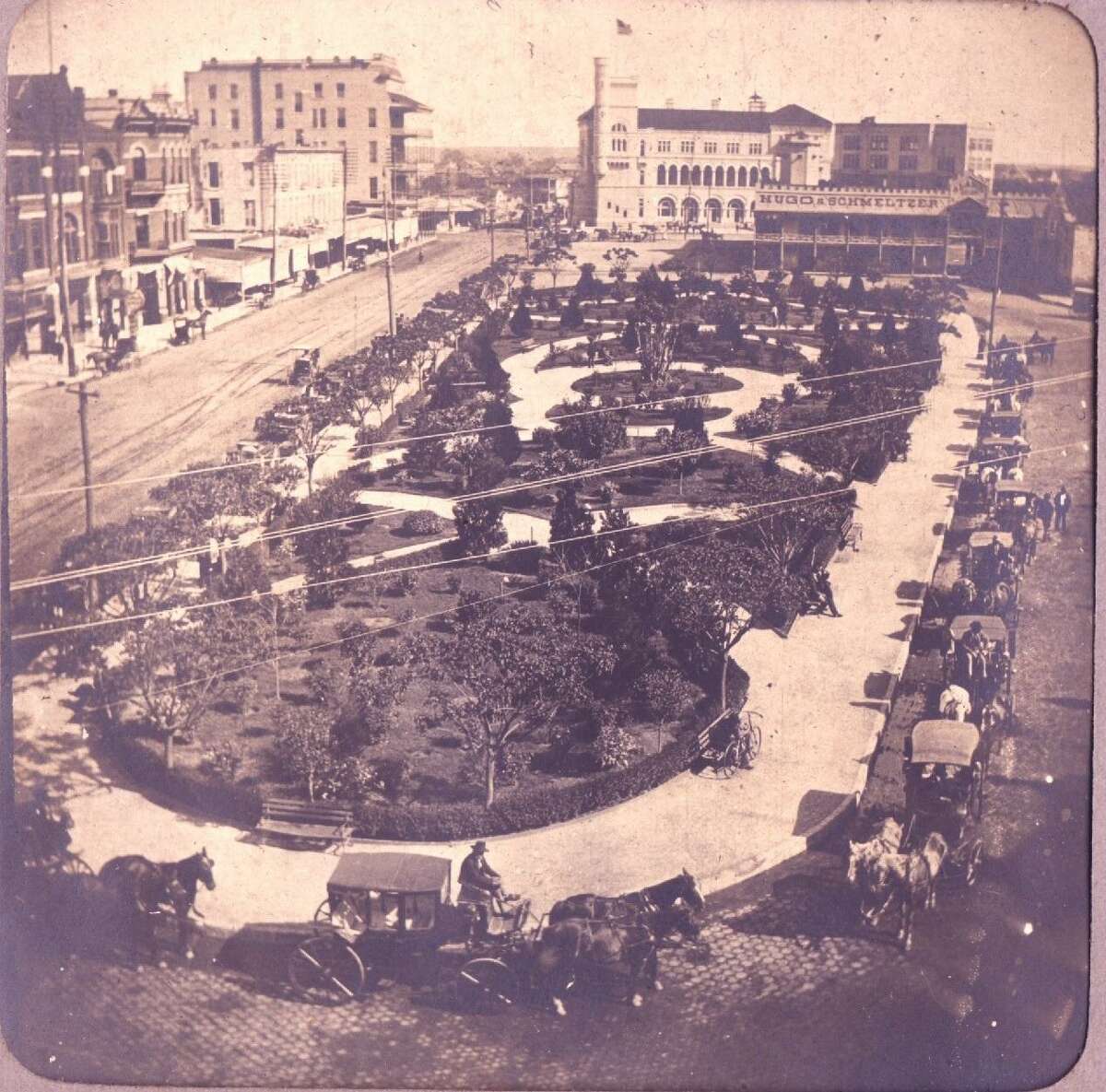 Buggies and carriages circle Alamo Plaza in 1905, waiting for riders. That was the year thata the Texas Legislature passed a bill to buy the Long Barrack to protect it from commercial interests and deterioration, and named the DRT as custodian of the Alamo.