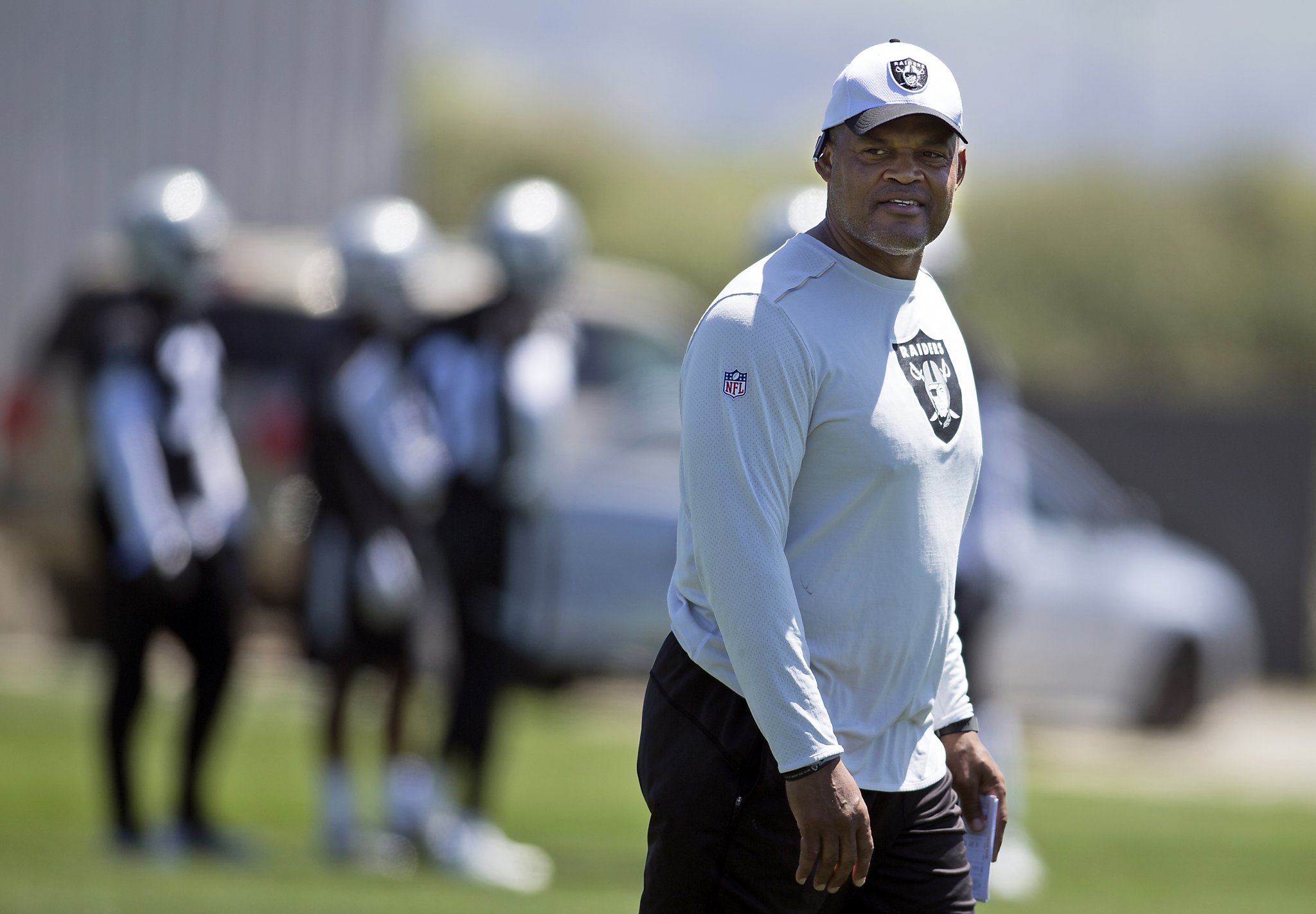 Ken Norton Jr. brings his father's boxing mentality to Raiders' defense