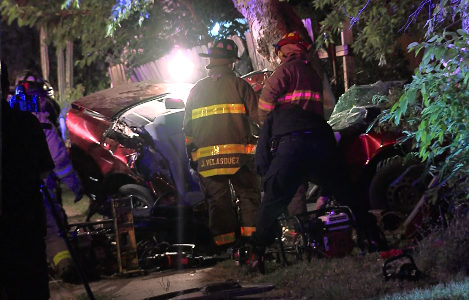 Man dies after crashing into tree Saturday morning on the South Side