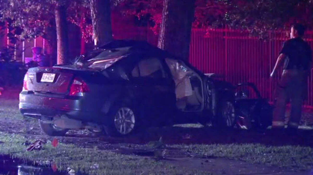 1 dead after car crashes into tree